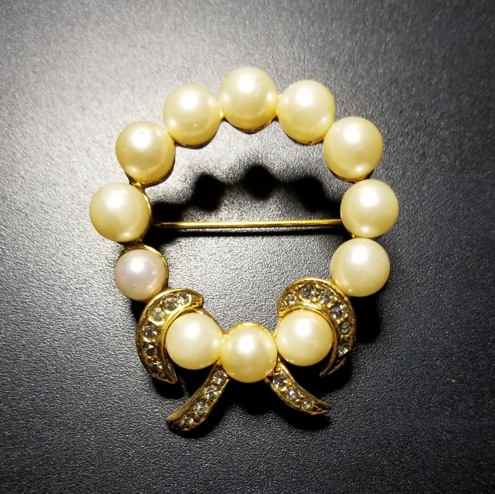 Vintage 1950's Gold-Tone Pearl & Rhinestone Wreath. Gorgeous!